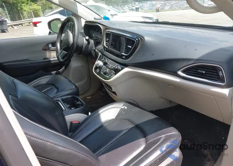 2020 Chrysler Voyager Lxi z USA, uszkodzony, nr VIN 2C4RC1DG1LR157610